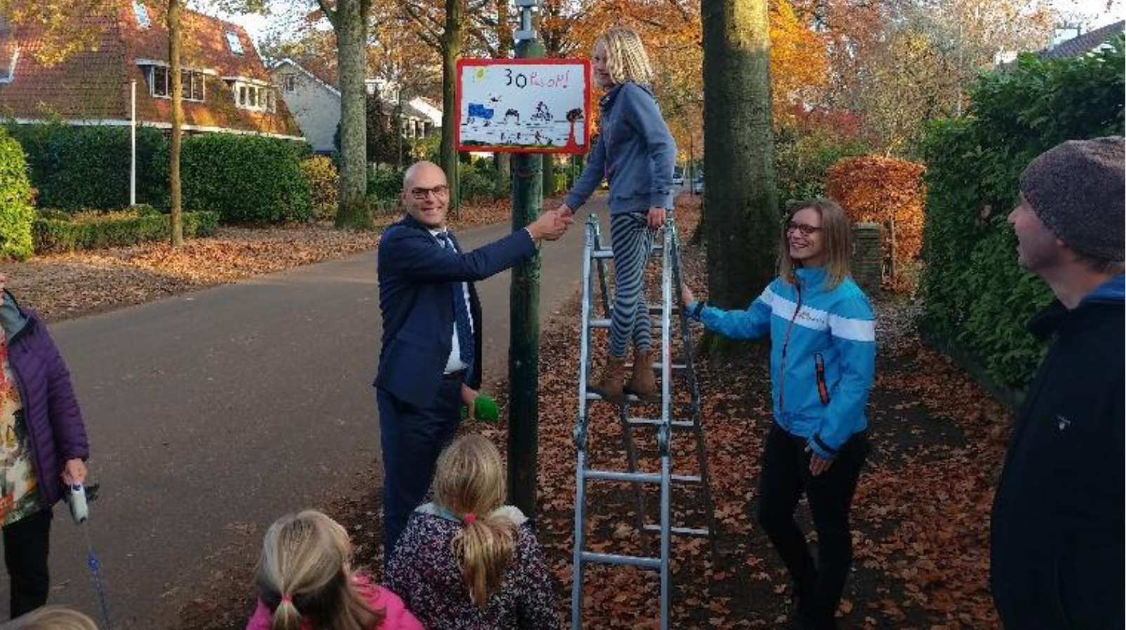 Onthulling bord in Driebergen met de wethouder n.a.v. een verkeersbordentekenwedstrijd